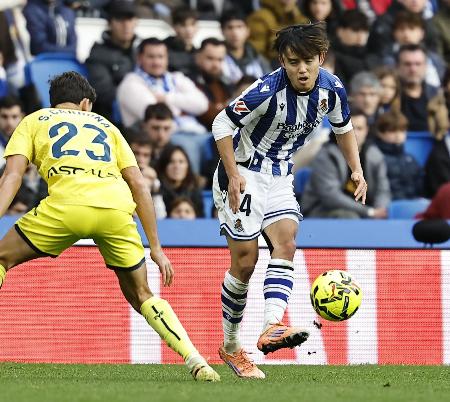 　ビリャレアル戦でパスを出すレアル・ソシエダードの久保＝サンセバスチャン（共同）