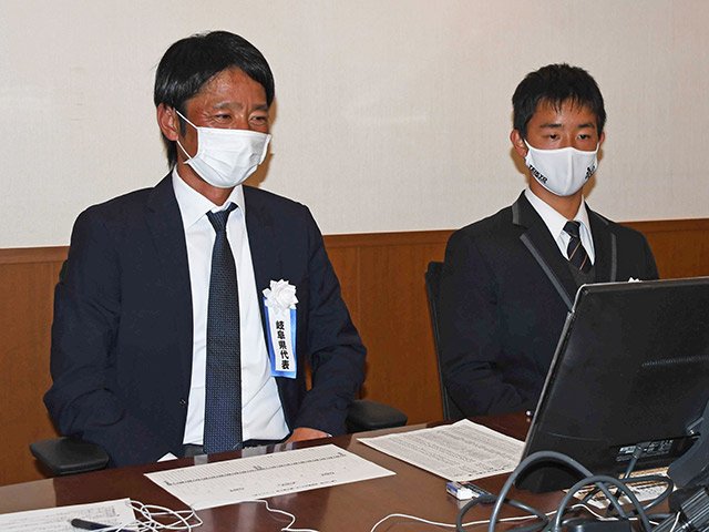 抽選会に臨む帝京大可児の仲井正剛監督（左）と関駿太郎主将＝岐阜放送本社
