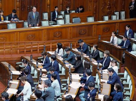 　防災庁の設置関連法を可決、成立した参院本会議＝１３日午後