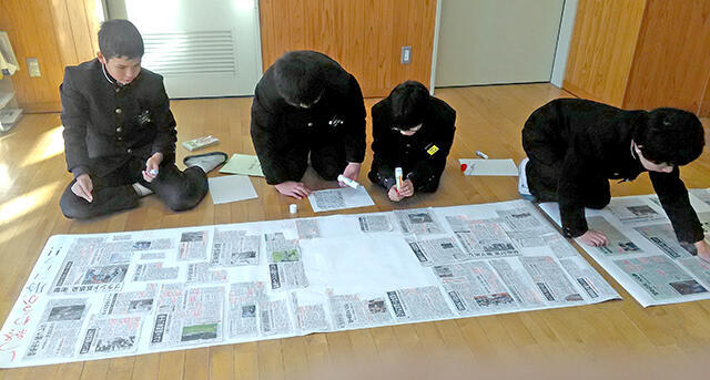 豚コレラの記事をまとめる生徒ら＝山県市高富、高富中学校