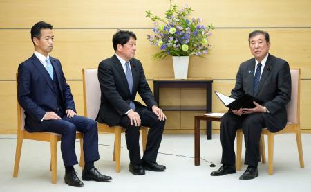 　自民党の小野寺政調会長（中央）、公明党の岡本政調会長（左）と面会する石破首相＝２２日午後、首相官邸