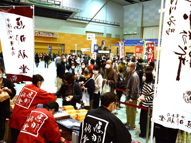 ５日に開幕した「中津川ふるさとじまん祭・菓子まつり」の会場＝中津川市茄子川、東美濃ふれあいセンター