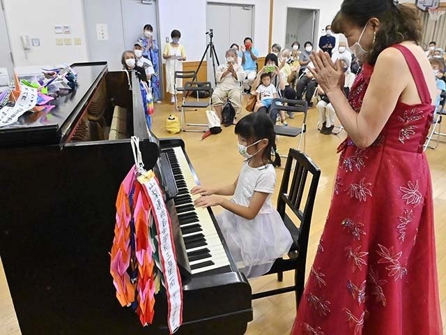 参加者が弾く「ストリートピアノ」形式で開かれた被爆ピアノコンサート＝瑞穂市別府、市駅西会館