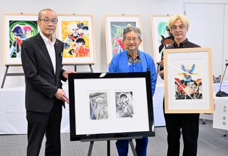 　石川県輪島市役所で行われた「マジンガーＺ」のアート作品の寄贈式で、坂口茂市長（左）らと写真に納まる漫画家の永井豪さん（中央）＝３０日午前
