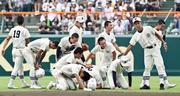　沖縄尚学に敗れ肩を落とす日大三ナイン。右手前は三木監督＝甲子園