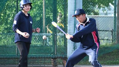 練習でノックする立木啓太さん＝大垣市中川町、大垣北高校