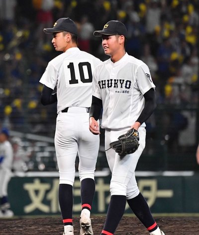 中京×霞ケ浦＝６回表、西岡（左）に託してマウンドを降りる中京の鈴木＝甲子園（撮影・山田雄大）