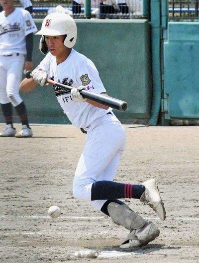 2回裏岐阜第一2死二塁、三塁へバントヒットを決める春口将幹