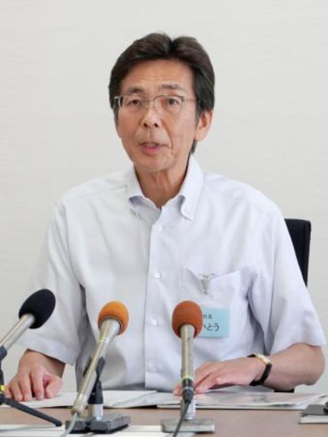 　静岡県熱海市で開かれた定例記者会見で、大規模土石流の復旧工事について話す斉藤栄市長＝３０日午前