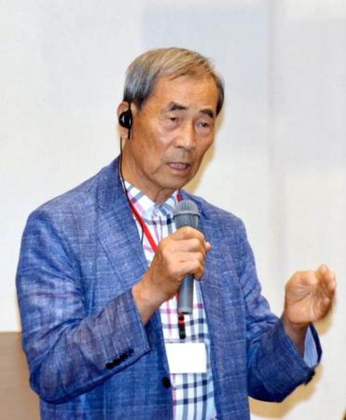 　交流会で発言する韓国人被爆者の沈鎮泰さん＝８日午後、長崎市
