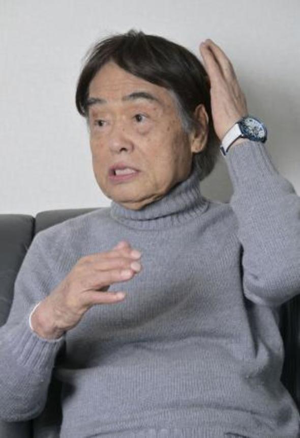 　インタビューに答える東海林さだおさん