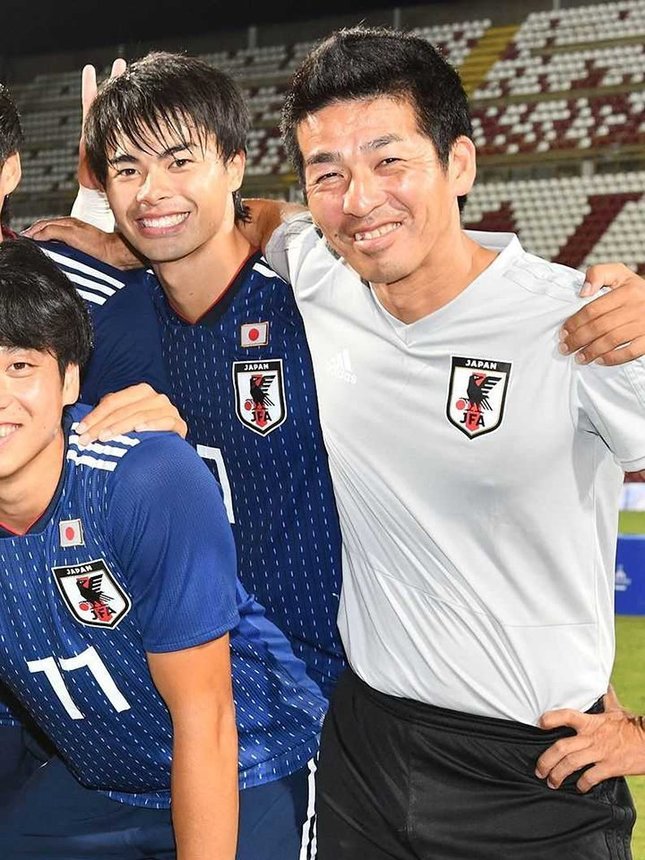 ２０１９年のユニバーシアード代表時の三笘薫選手とコーチとして帯同した小井土正亮さん（右）©ＪＵＦＡ／Ｒｅｉｋｏ　ＩＩＪＩＭＡ