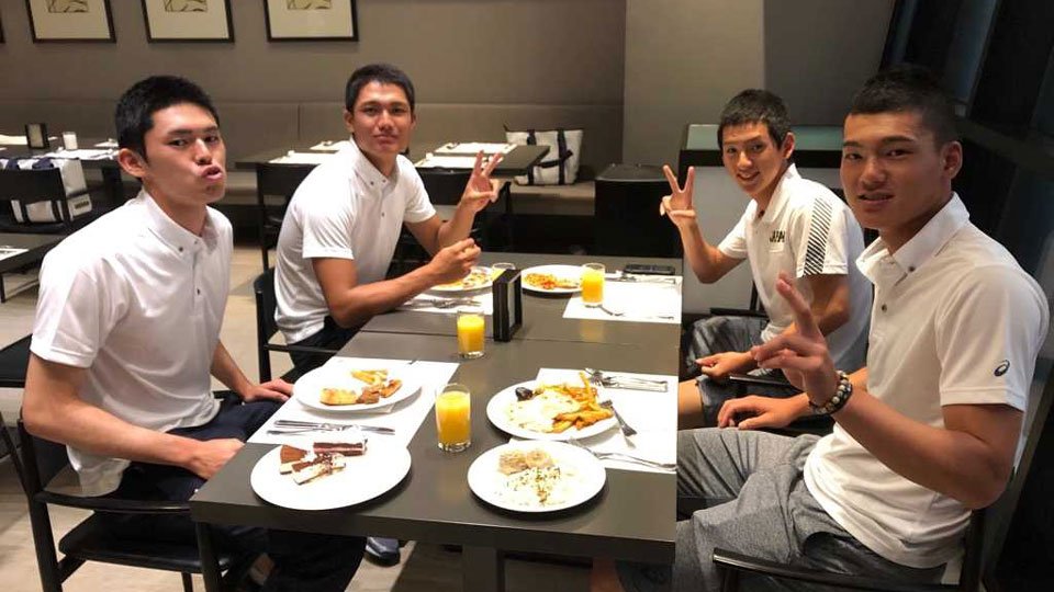 ２０１９年のＵ１８ワールドカップの高校日本代表に選ばれ、一緒に食事する（左から）佐々木朗希、西純矢、林優樹、石川昂弥（林提供）