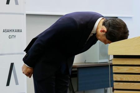 　臨時の記者会見で頭を下げる北海道旭川市の今津寛介市長＝２８日午後、旭川市役所