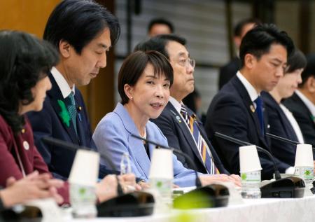 　日本成長戦略会議で発言する高市首相（左から３人目）＝２２日午後、首相官邸