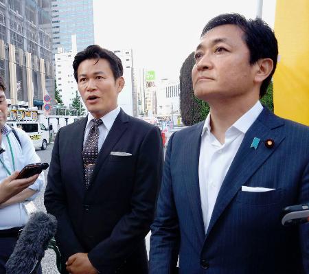 　記者団の取材に応じる須藤元気氏。右は国民民主党の玉木代表＝３０日、東京都内