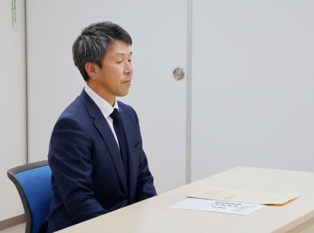 　鹿児島県内４市の担当者との面会に臨む水迫畜産の水迫栄治社長＝１日午後、鹿児島市