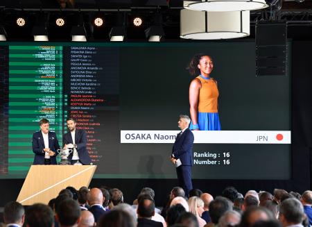 　パリで開かれた全仏テニスの組み合わせ抽選会。スクリーンは大坂なおみ＝２１日（共同）
