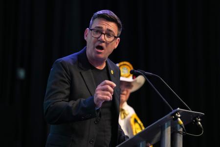 　英下院補選で勝利後、演説するアンディ・バーナム氏＝１９日、中部ウィガン（ＡＰ＝共同）