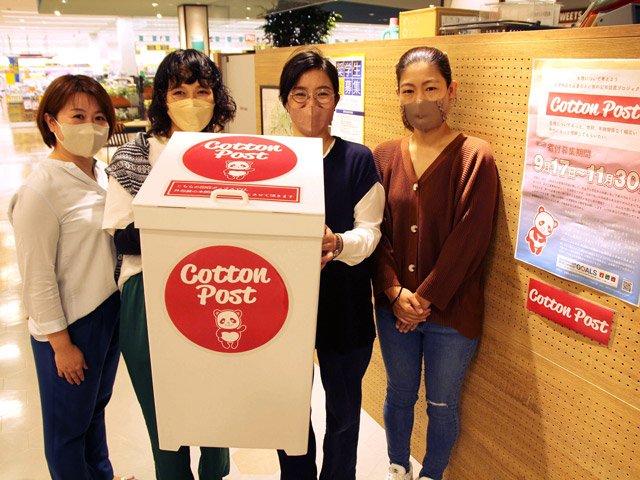 支援を呼び掛ける黒木梨香さん（左）らメンバー＝郡上市大和町徳永、大和リバーサイドタウンＰｉｏ