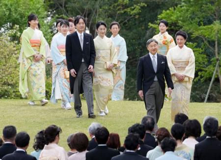 　春の園遊会に臨まれる天皇、皇后両陛下、秋篠宮ご夫妻ら皇族方＝２２日午後、東京・元赤坂の赤坂御苑（代表撮影）