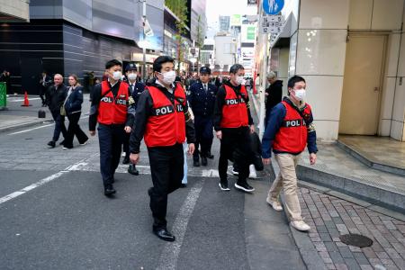 　東京・歌舞伎町の「トー横」周辺をパトロールする警視庁の捜査員ら＝２４日午後