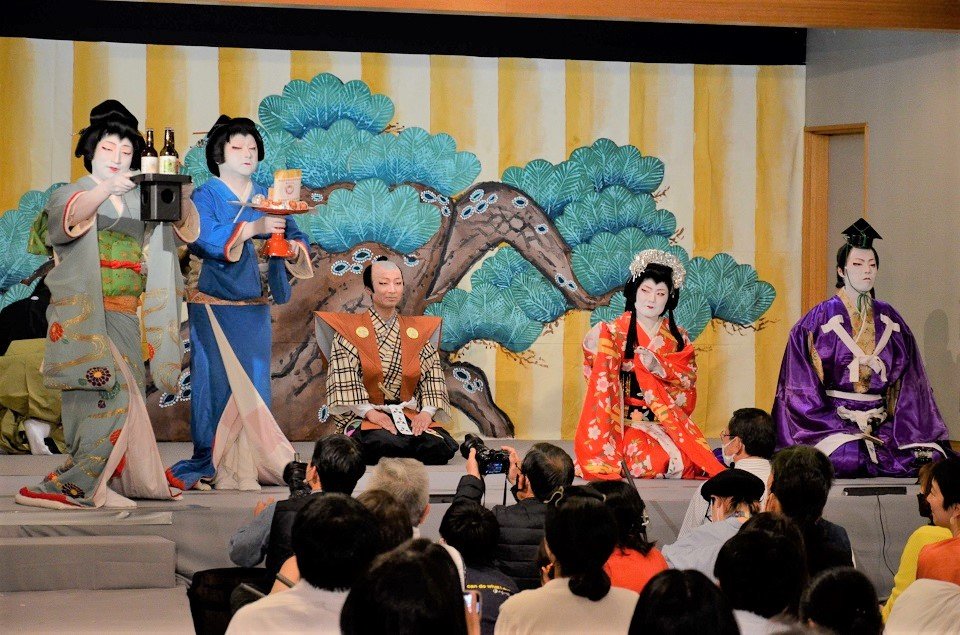 コミカルな演技に笑い声が上がった岐阜まち歌舞伎＝岐阜市伊奈波通、伊奈波神社参集殿