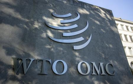 　スイス・ジュネーブの世界貿易機関（ＷＴＯ）本部に掲げられたロゴ＝２０２２年１０月（ロイター＝共同）