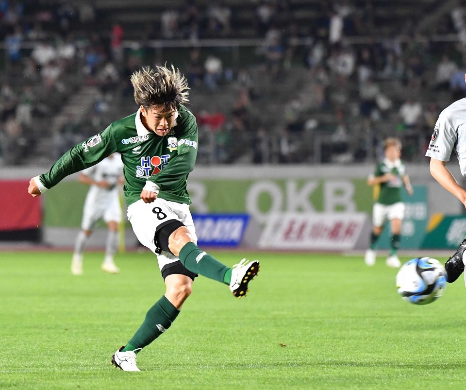 ＦＣ岐阜×相模原＝前半２８分、右足を振り抜き、先制ゴールを決めるＦＣ岐阜のＭＦ窪田＝長良川競技場