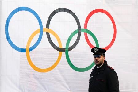 　ミラノ・コルティナ冬季五輪の選手村で警戒する警察関係者＝１月、イタリア・ミラノ（共同）
