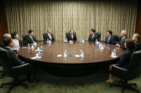 　金融政策決定会合に臨む日銀の植田総裁（中央）ら＝５月１日、日銀本店
