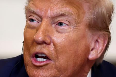 　ワシントンのホワイトハウスでアフリカ諸国の首脳と会談するトランプ米大統領＝９日（ロイター＝共同）
