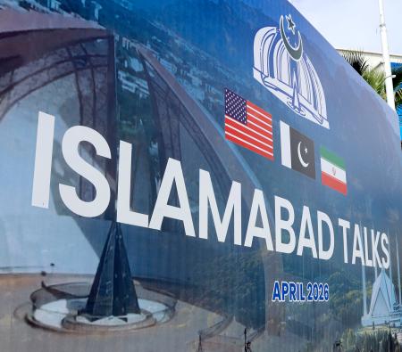 　米イランの協議開催を知らせるイスラマバードの横断幕＝１１日（共同）