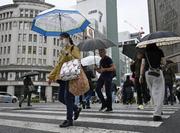 　９月２９日、東京・銀座を傘を差して歩く人たち。都心で連続降雨過去最長を記録した