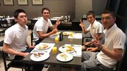２０１９年のＵ１８ワールドカップの高校日本代表に選ばれ、一緒に食事する（左から）佐々木朗希、西純矢、林優樹、石川昂弥（林提供）