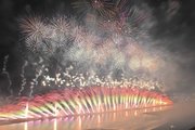 ぎふ長良川花火大会の冒頭を彩ったウルトラスターマイン＝１１日午後７時５６分、岐阜市の長良川