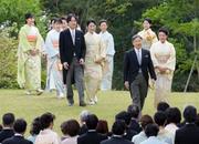 　春の園遊会に臨まれる天皇、皇后両陛下、秋篠宮ご夫妻ら皇族方＝２２日午後、東京・元赤坂の赤坂御苑（代表撮影）