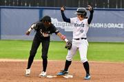 　米女子プロ野球の開幕戦で２安打を放ったハイツの米谷（右）＝スプリングフィールド（ＡＰ＝共同）
