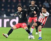 　ＰＳＶアイントホーフェン戦で競り合うバイエルン・ミュンヘンの伊藤（左）＝アイントホーフェン（共同）