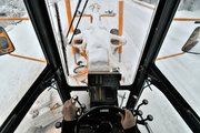 ハンドル回りに複数のレバーが付いた除雪グレーダ。氷雪を取り除くブレードの上下動や角度の切り替えを細かく行う＝飛騨市、国道４１号