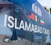 　米イランの協議開催を知らせるイスラマバードの横断幕＝１１日（共同）