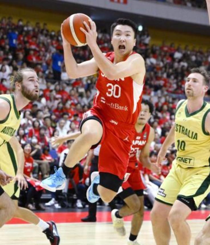 　昨年６月、オーストラリアとの国際試合でプレーする富永啓生＝札幌市
