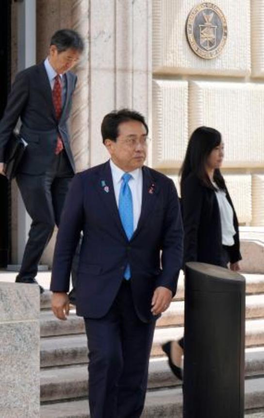 　米ワシントンでラトニック商務長官との協議を終え、商務省を出る赤沢経済再生相（中央）＝７日（共同）