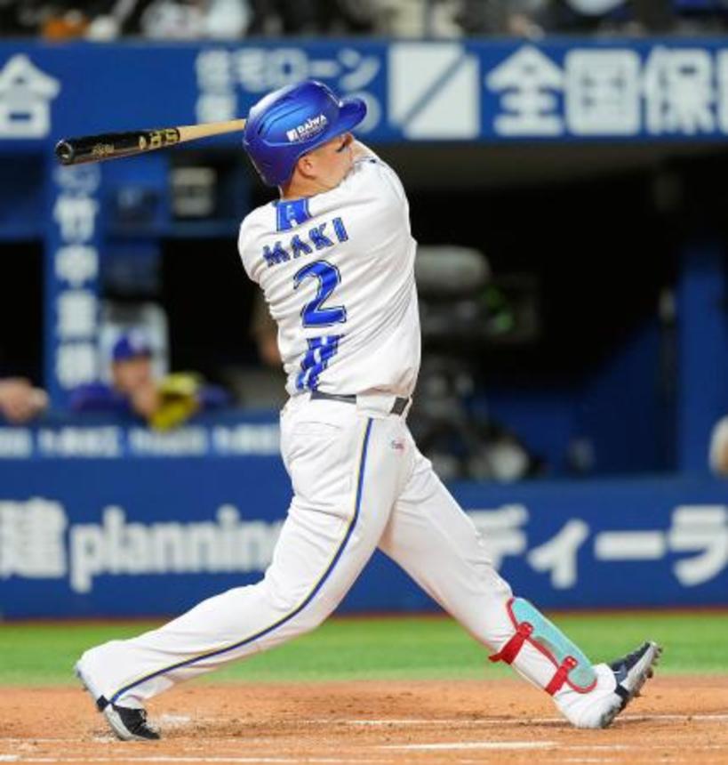 　１回ＤｅＮＡ無死一塁、牧が左越えに先制２ランを放つ＝横浜