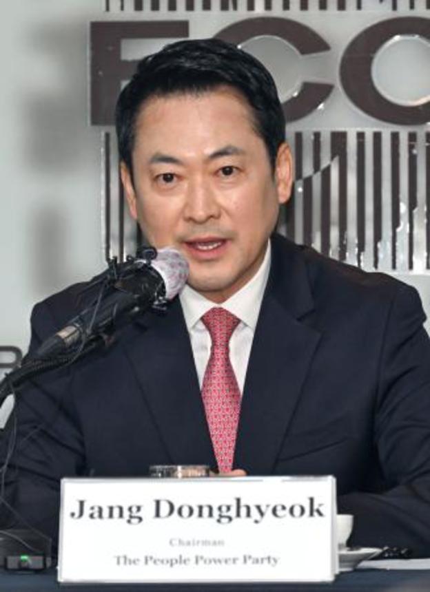 　８日、ソウル市内で記者会見する野党「国民の力」の張東赫代表（共同）