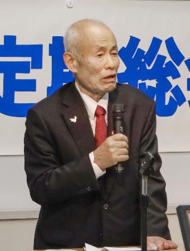 　広島県被団協の定期総会であいさつする箕牧智之理事長＝１３日午前、広島市中区
