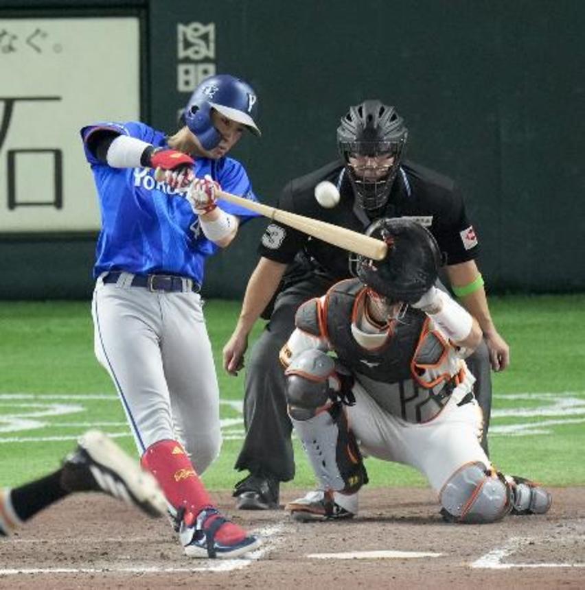　９回ＤｅＮＡ１死、度会が右中間に決勝ソロを放つ＝東京ドーム