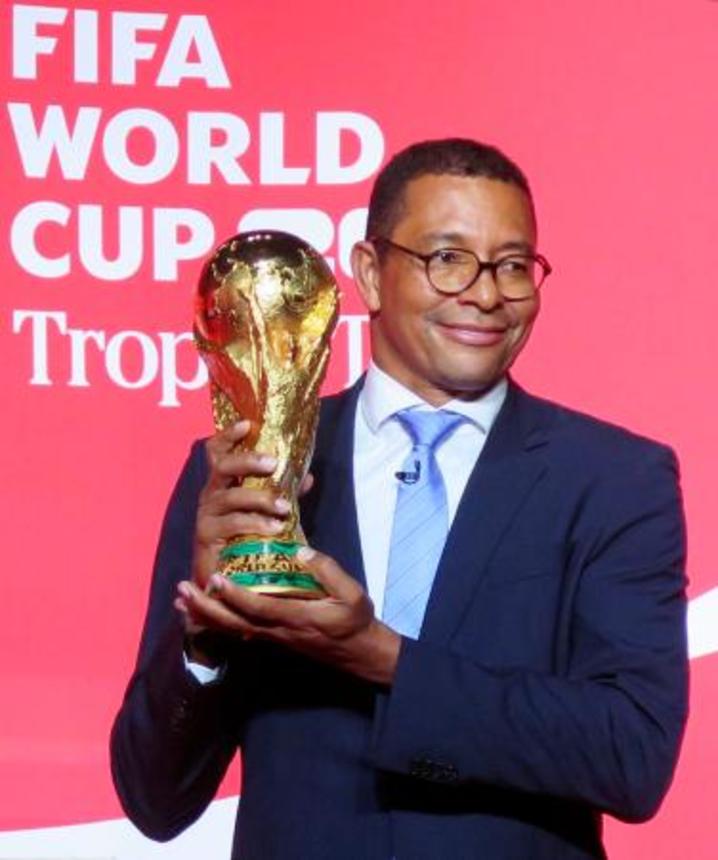 　サッカーＷ杯の優勝トロフィーを手にするジウベルトシウバ氏＝１８日、東京都内