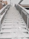 降り続いた雪で階段が埋もれた歩道橋＝８日午前８時５４分、岐阜市明徳町
