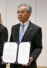 　覚書に調印した島津製作所の山本靖則社長＝１２日午後、川崎市